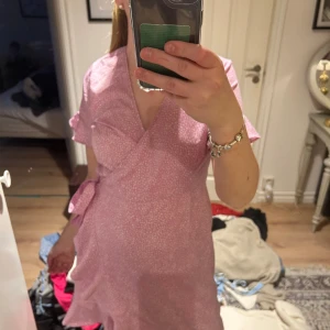 Rosa klänning med volang från Vero Moda - Söt rosa klänning från Vero Moda. Perfekt skolavslutnings klänning!
