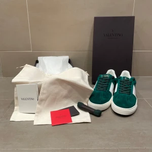 Valentino flycrew - Sprillans nya gröna valentino flycrews! Tvärfeta flycrews som är sommarens snyggaste sko, storlek 41 men passar 42!☀️🏖️Skorna är aldrig använda och det gör det väldigt sällsynta då de inte säljs längre. 💸Kom privat för med frågor eller bilder!! 🫶🏼🙏
