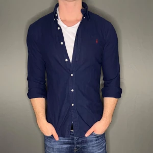 Ralph lauren skjorta - Hej säljer nu min fina Ralph lauren skjorta i storlek S. Den är i nyskick och kommer vara otroligt snygg nu i vår och framåt sommaren. Nypris cirka 1600kr! Vi kommer att sälja liknande produkter nu i vår och närmare sommar så glöm inte följa profilen!🌊🍾