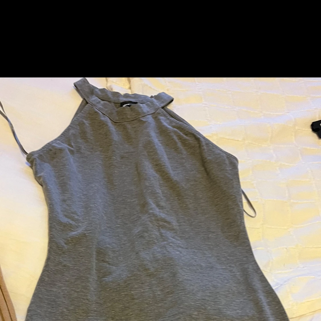 Grå tight klänning med smala axelband - 1