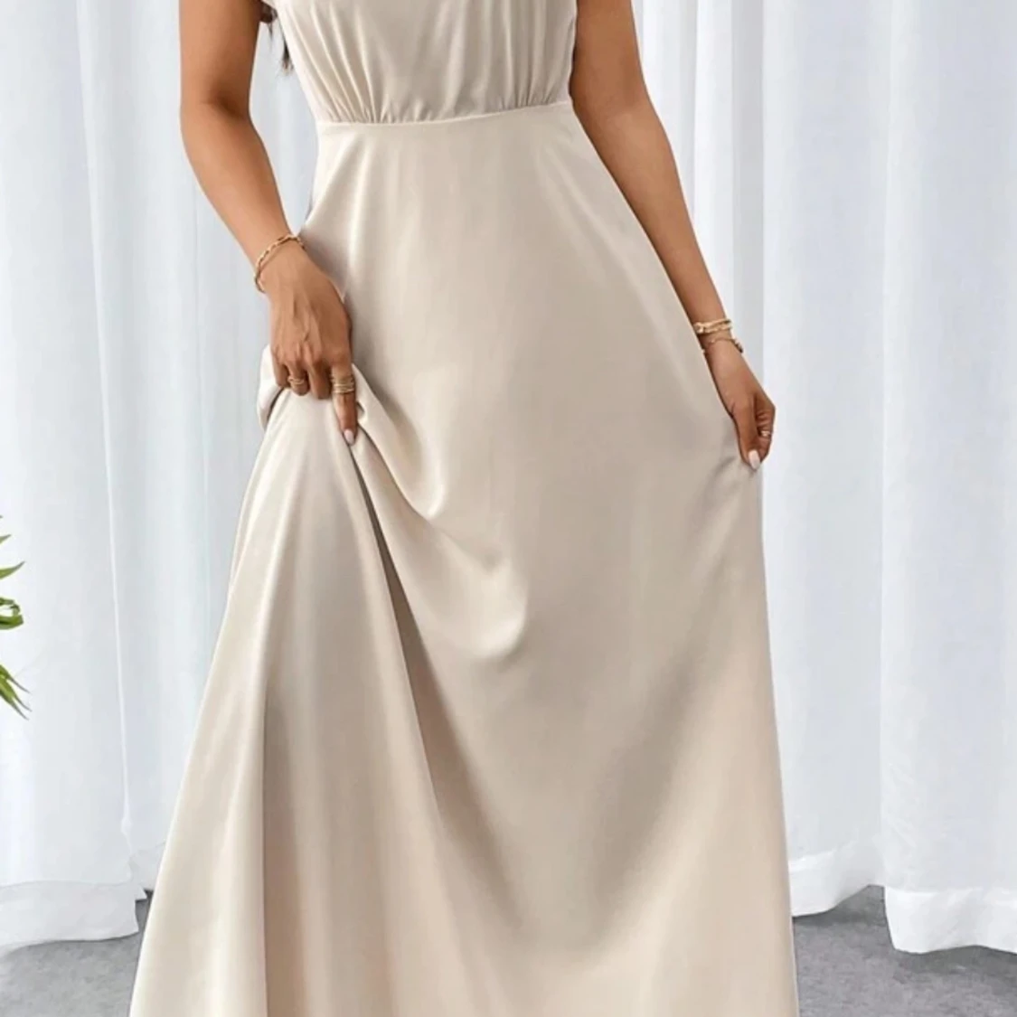 Beige långklänning med kort ärm