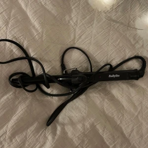 Svart locktång från BaByliss 35kr - Säljer en svart locktång från BaByliss med smal cylinder och klämma. Perfekt skick, 35kr