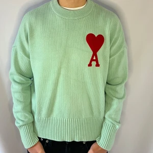 Stickad tröja från Ami Paris - Tjena! Säljer nu denna extremt snygga tröjan som är ifrån AMI Paris • Skick 9/10 • Storlek M passar M/S• Modellen på bilden är 182cm • Vårt pris : 999kr • Hör gärna av er via pm vid frågor eller funderingar;