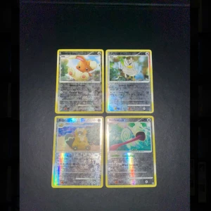 25kr styck: Fyra Pokémonkort med holografisk effekt - Säljer fyra Pokémonkort med holografisk effekt. Motiven inkluderar olika Pokémon och korten har gul ram. Perfekt för samlare eller Pokémonfans som vill utöka sin samling.            - Vid intresse skriv till mig