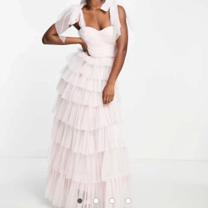 Klänning - Klänning som köptes för 3 år sen men bara är använd en gång och är i bra skick