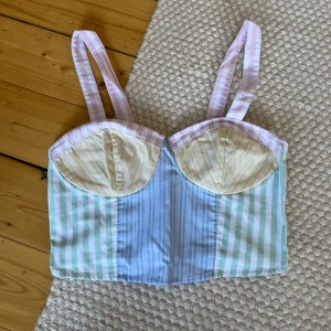 Söt topp - Använd fåtal gånger, bra skick. Längden på banden går att justera 