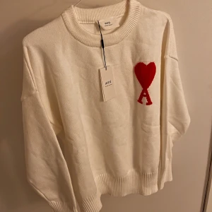 ami paris  - En sprillans ny ami paris tröja. Inga defekter. Självklart äkta! Vid funderingar, hör av dig! MVH SecondTreasures 🐘