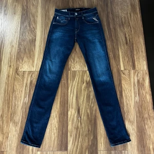 Mörkblå slim fit jeans från Replay Anbass - Tjena, säljer ett par feta mörkblåa replay anbass jeans i storlek 27/32. Bara använda 3 gånger och nu priset ligger på 1800! Hör av er vid frågor eller funderingar. MVH kevins closet!