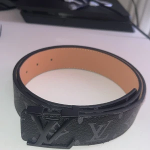 Svart lvbälte - Bälte i helt ny skick säljs eftersom den inte kommer till användnimg