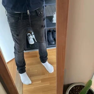 Svarta slitna jeans jack and jones - Säljer ett par svarta jeans från jack n jones femficksdesign. Perfekta för en cool och avslappnad stil. (50kr rabbat vid följare) tveka inte med att fråga