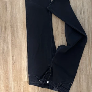 Svarta Yoko jeans - Säljer ett par nya svarta jeans från Yoko i klassisk rak modell. Byxorna har fem fickor och stängs med dragkedja och knapp. Perfekta för dig som gillar en enkel och stilren look.