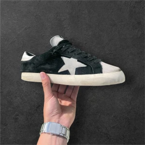 Golden goose - Golden goose skor! Strl 42, mycket bra skick, box & dustbag medföljer! Hör av er om de finns funderingar!  ❗️Priset är inte hugget i sten❗️