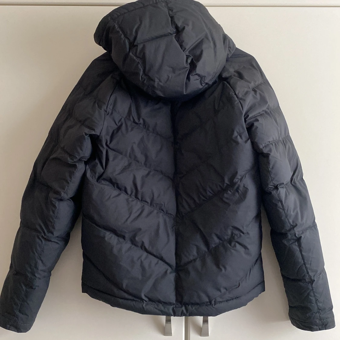 Svart dunjacka med huva från Nike - 3