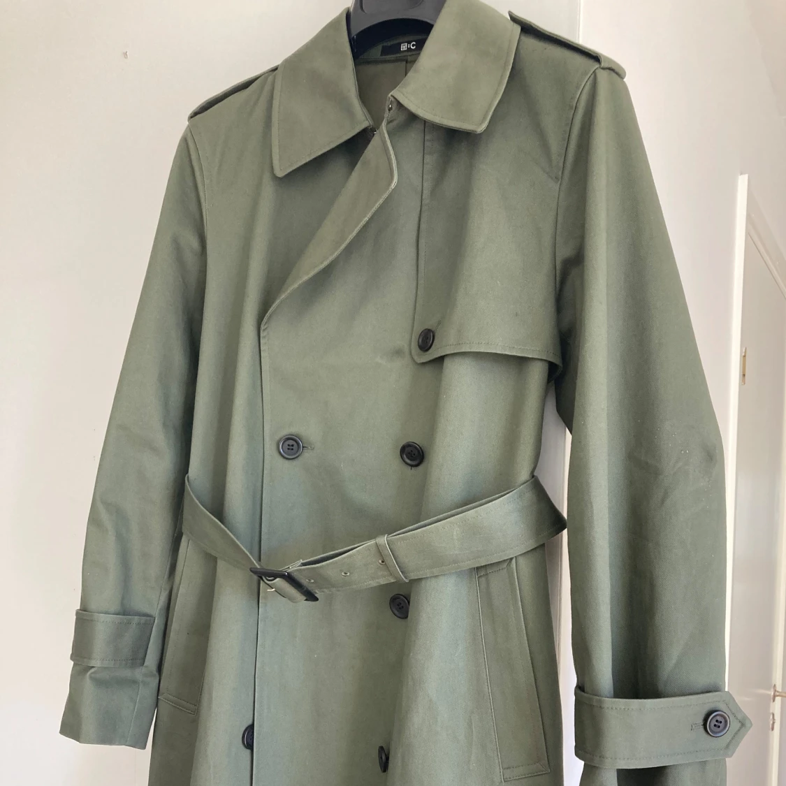 Olivgrön trenchcoat från Uniqlo