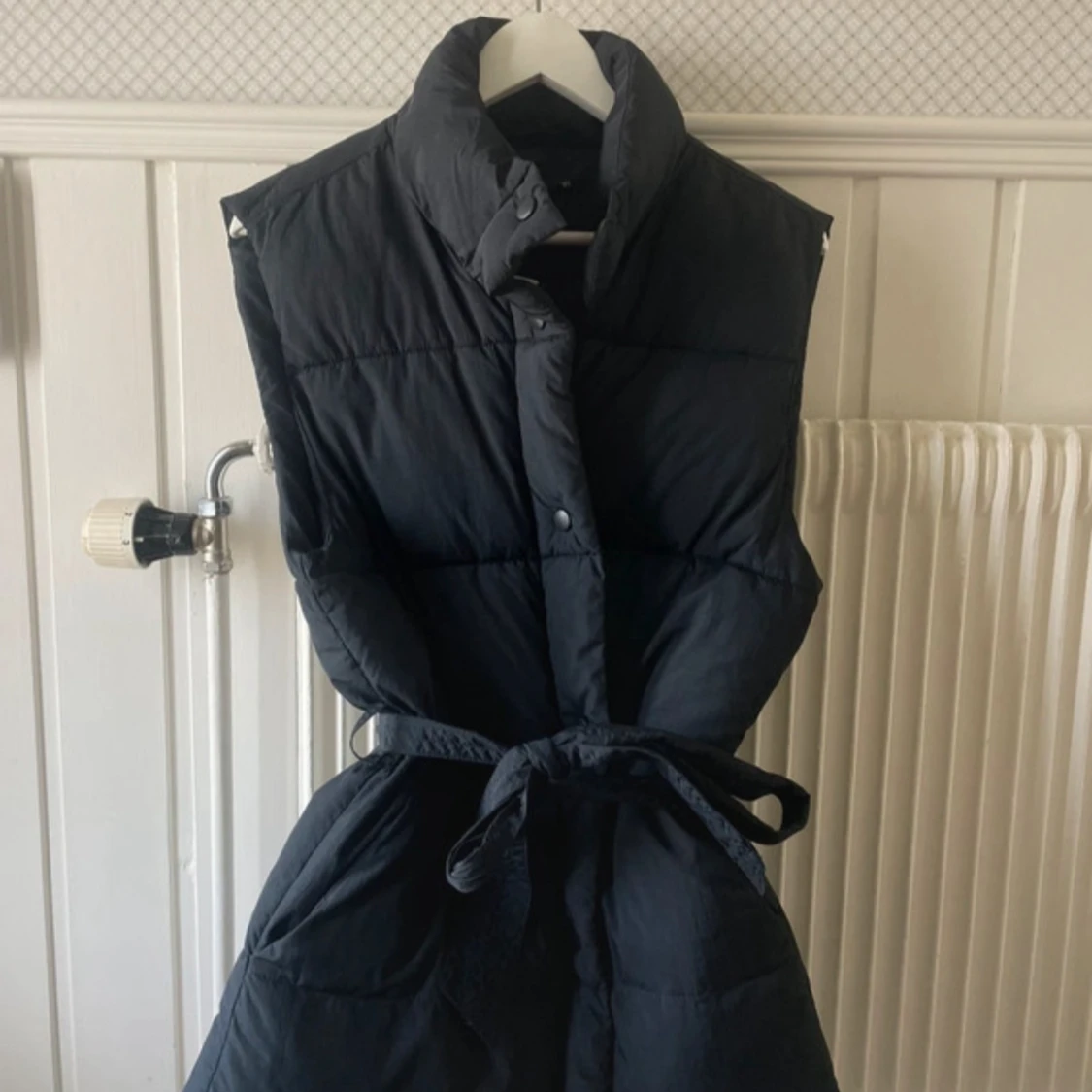 Svart dunväst med bälte