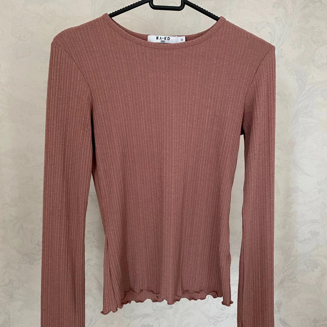 Rosa ribbad långärmad topp från NA-KD