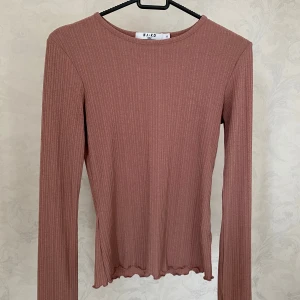Rosa ribbad långärmad topp från NA-KD - Säljer en långärmad topp från NA-KD i stretchigt material 