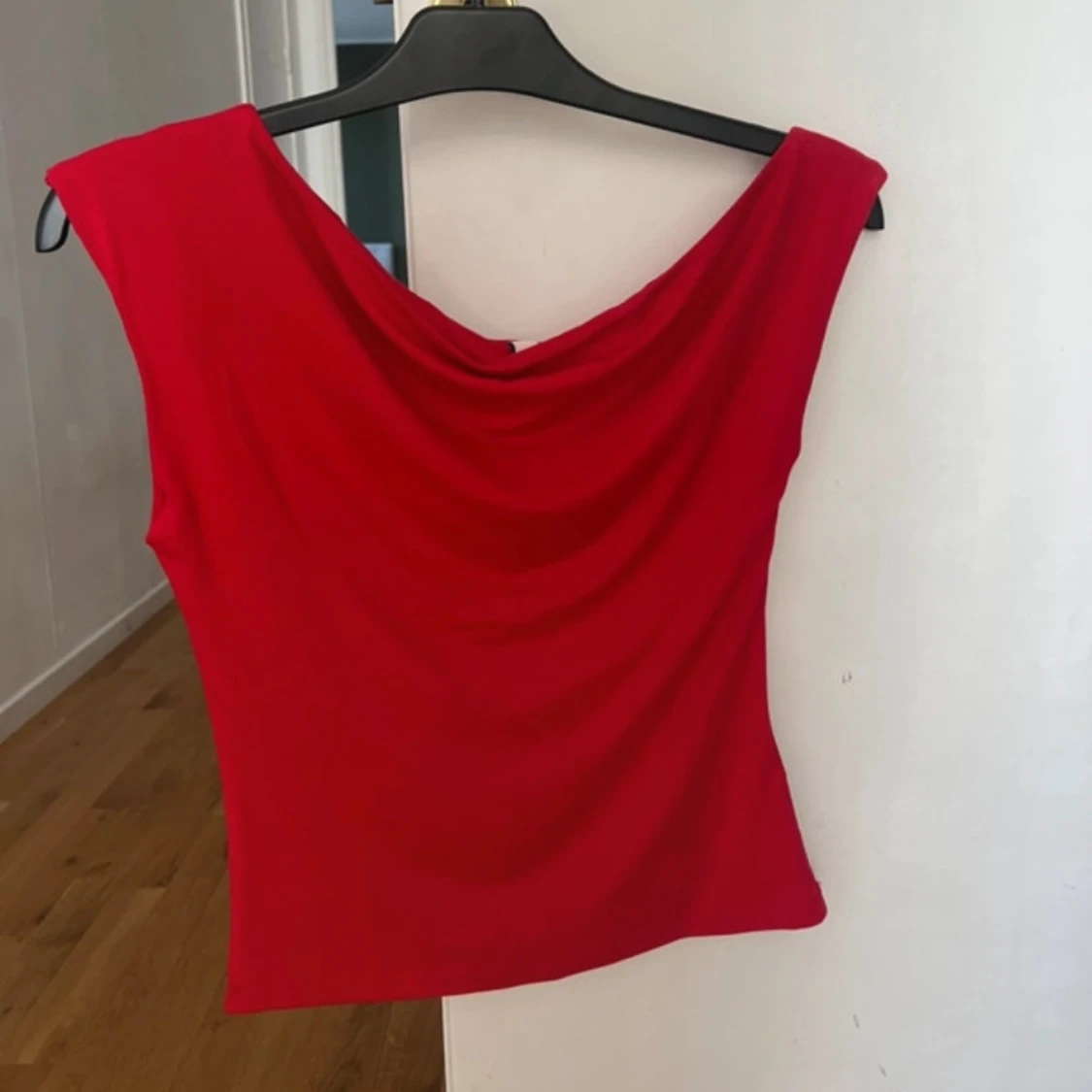 Röd oneshoulder topp
