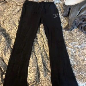 Juicy Couture Byxer - Säljer mina Juicy Couture byxer. Säljer på grund av att de aldrig kommit till användning. Dem har fickor där bak och en glitter detalj på framsidan. Har lagt upp en Zip hoddie som hör till också på min profil. Hör av dig om du vill ha mer information💕