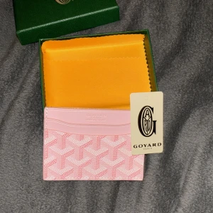 Rosa korthållare från Gojard - Säljer en exklusiv rosa korthållare från Gojard med deras klassiska mönster. Korthållaren har flera fack för kort och är tillverkad i ett tåligt material med lyxig känsla. Perfekt accessoar för dig som vill ha något unikt och stilrent. Pris kan diskuteras vid snabb och smidig affär 