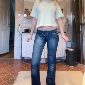 Så snygga lågmidjade jeans!❤️ - Så grymma lågmidjade jeans! Inga defekter super snygga! W25 l32! Mörkblåa jeans ifrån cross! Med lite coola detaljer på fickorna och en dragkedja där fram!❤️ midjemått:37cm och innerbenslängden:83cm❤️