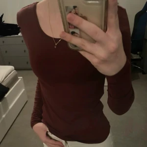 Vinröd u-ringad långärmad topp - Aldrig använd, endast testad, har dock ryckt av etiketten. Storlek XS men fungerar även på S! Mått finns på sista bilden💞 95% bomull 5% elastan