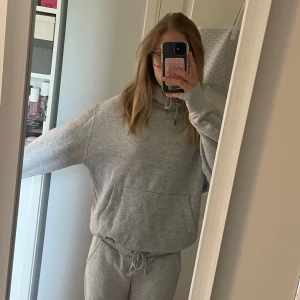 Grå hoodie - Mysig grå hoodie från pull&bear. Storlek S🤍🫶🏽