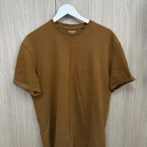 Brun t-shirt från Jack&Jones - Säljer en basic brun t-shirt från Jack&Jones. T-shirten har rund halsringning och korta ärmar. Perfekt för en enkel och stilren look. Materialet känns mjukt och skönt mot huden.