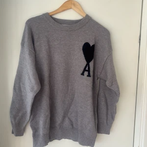 Ami sweatshirt  -  Säljer en grå Ami-tröja sweater stickad med bra kvalitet, grå färg storlek S lite oversize bekväm mjuk