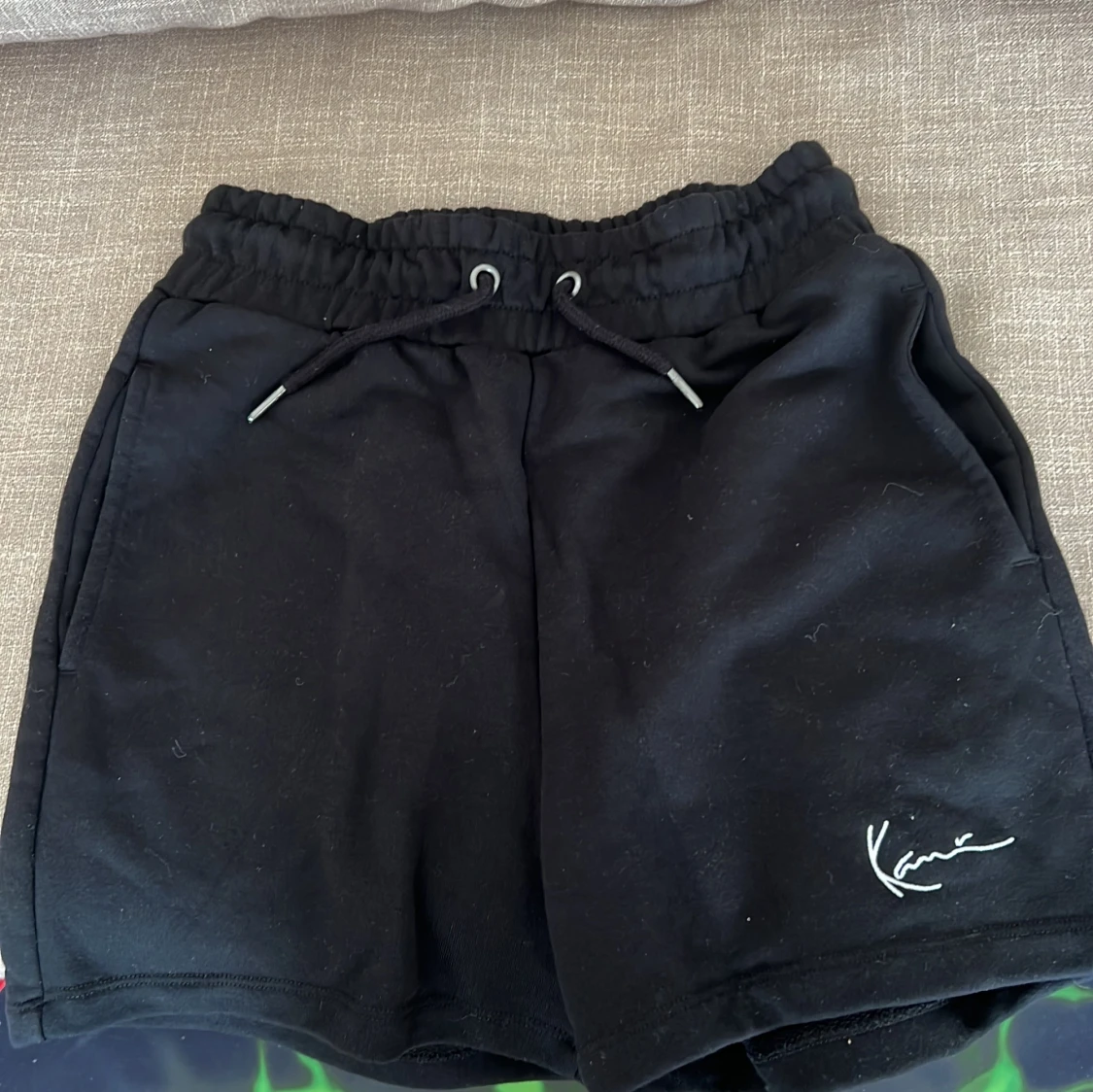 Svarta shorts med snörning från Kamo