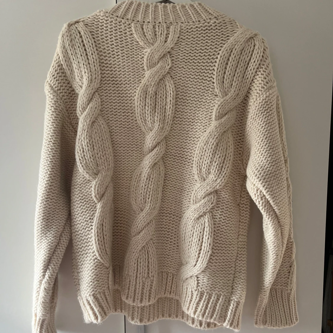 Kabelstickad tröja - 1