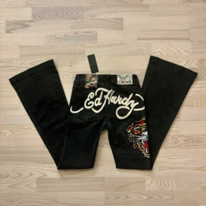 Snygga jeans från Ed Hardy W24🖤 - Svarta jeans från Ed Hardy i  bootcut. Helt nya med tag. 