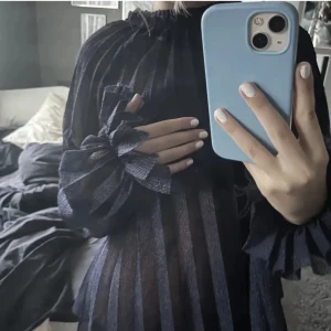 Blus - Superfin festtopp/blus i marinblå färg💗 storlek M men passar S