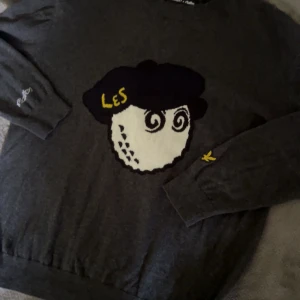 Grå tröja från Lyle & Scott x Mallon - Mörkgrå tröja från Lyle & Scott x Mallon limited edition. Använd få gånger i storlek S. Stor i storleken 