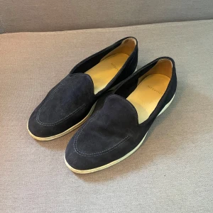 Navy blue mocka loafers med vit sula - Tja! Säljer nu mina mocka loafers från myrqvist i navy blue💙. Dessa har använts ett fåtal gånger och är i skick 8/10. Nypris ligger på 2399. Hör av dig vid minsta fundering🫵😉.