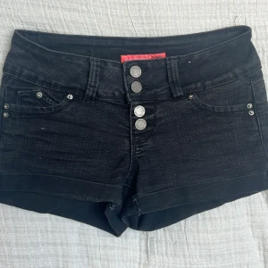 Low waist jeansshorts - Super snygga low waist jeansshorts. Säljer då de tyvärr inte kommer till användning. Storlek 0 vilket motsvarar 32 men passar 34 också. Skriv priv för mått o fler bilder.❣️