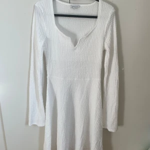 Studentklänning från Bubbleroom🫶 - Säljer en studentklänning från Bubbleroom i strukturerat material. Klänningen har en snygg v-ringning och är figurnära upptill med lätt utställd kjol! 🌸