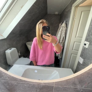 Rosa stickad tröja från Name It  - Säljer en söt rosa stickad tröja från Name It. Tröjan har en klassisk rund halsringning och trekvartärmar . Enkel att matcha med jeans eller kjol.