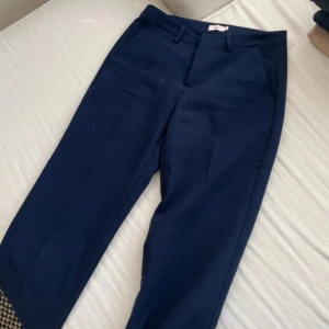 Mörkblå kostymbyxor från Nelly - Snygga mörkblå kostymbyxor från Nelly i storlek 32, pris går att diskutera