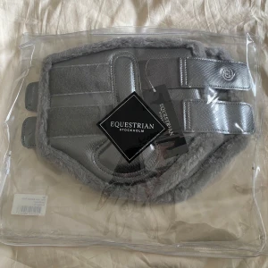Oanvända benskydd från Equestrian Stockholm - Oanvända Equestrian Stockholm benskydd i färgen Silver cloud, storlek M. Säljes för 300kr.