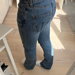 TIGER of swe jeans  - Vintage straight TIGER of sweden jeans, med skitcoola fickor och detaljer på baksidan av jeansen! 