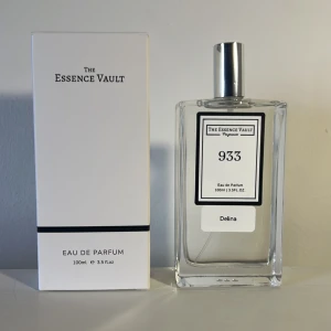 The essence vault 933 - The essence vault 933 100ml, denna är inspirerad av Delina. Helt oanvänd. Säljer fler parfymer, kolla min profil.