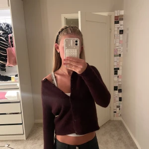 Vin röd kofta - En jätte fin kofta med knappar från Gina💕 Har använts få gånger och är i jättebra skick. Kommer inte till användning längre så därför säljer jag koftan💗priset kan diskuteras