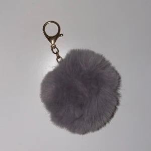 Fluffig grå nyckelring - Går att hänga på nycklar eller väska🤍