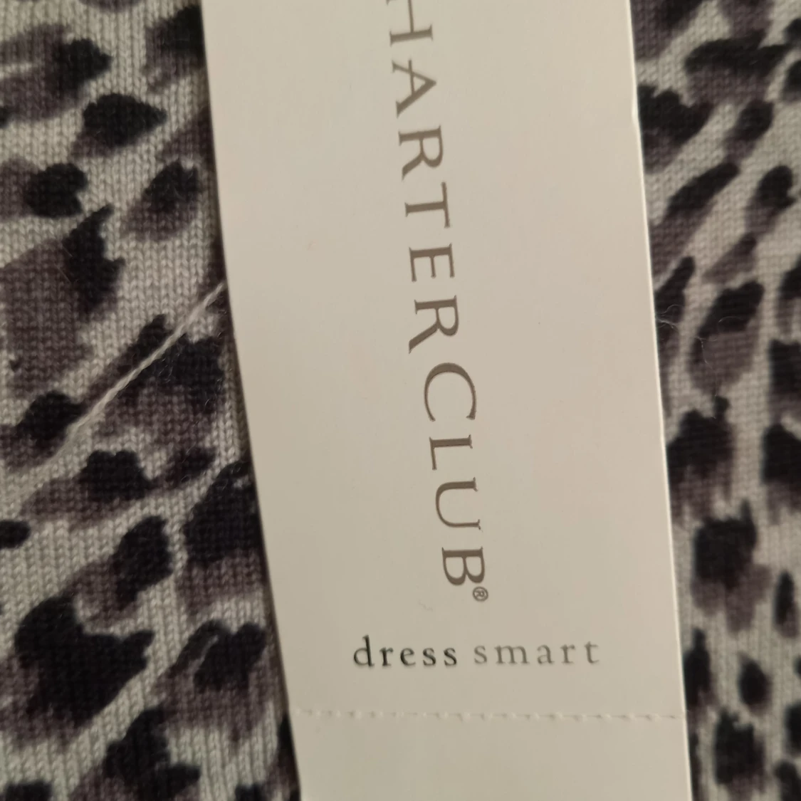 Gråsvart leopardmönstrad t-shirt från Charter Club - 3