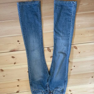 Lågmidjade jeans - Snygga lågmidjade bootcut blå jeans. De har en ljus tvätt  som ger en avslappnad look. Perfekta för en casual stil. Midja:34-35cm benen:81cm