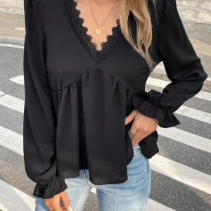 svart blus - jättefin svart blus, nästan helt ny