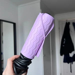 Lila värmeskyddsmatta i silikon - Säljer en lila värmeskyddsmatta i silikon med vågigt mönster. Perfekt att använda till plattång, locktång eller andra stylingverktyg för att skydda ytor mot värme. Mattan är flexibel och kan rullas runt verktyget. Använd 1 gång. Önskar du veta exakta mått? Tveka inte att höra av dig!