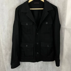 Oscar Jacobson overshirt  - Riktigt soft overshirt av Oscar Jacobson. Modellen är 185. Riktigt fint skick. Storlek S, enbart lite damm på bilden.