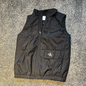 Calvin klein väst - Jag säljer min calvin klein jeans väst för att jag växte ur den. Nypris runt 1200. Inga defekter